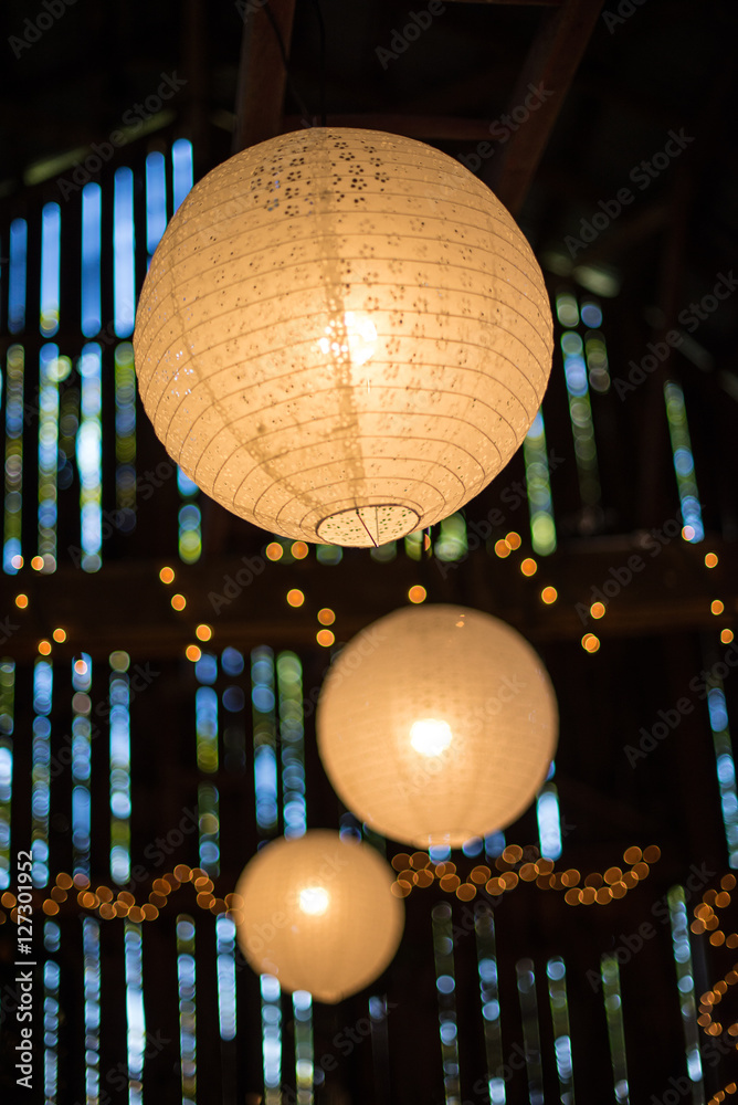 Obraz premium Paper lanterns in barn
