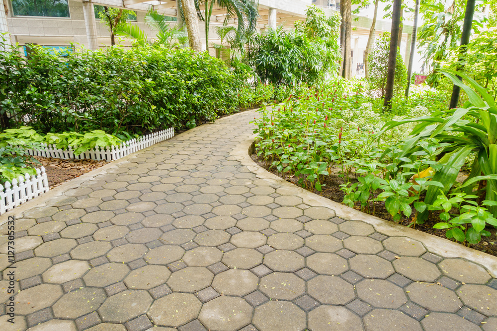 Obraz premium Brick Pathway in the public garden.