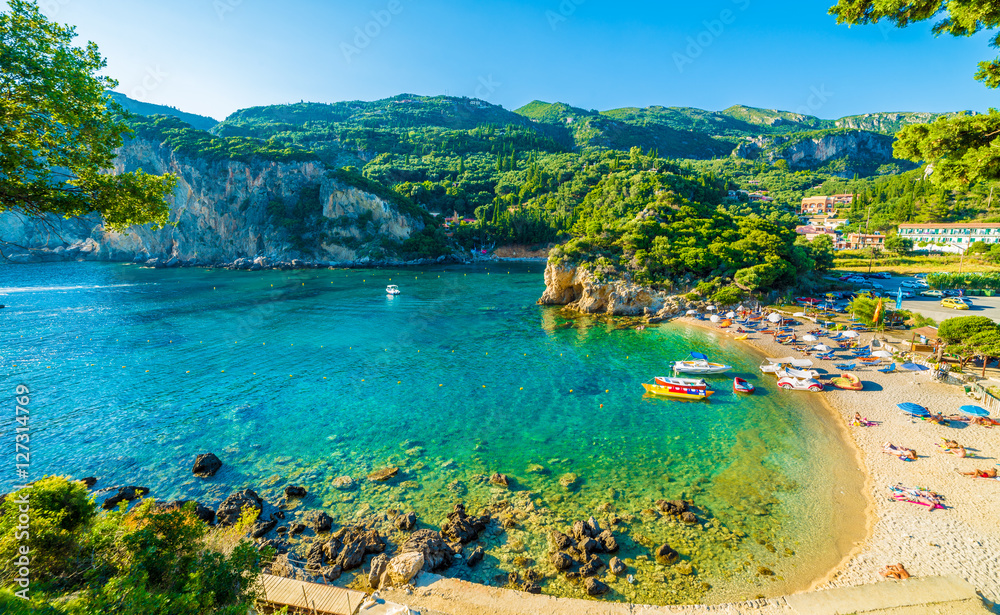 Obraz premium Piękna plaża i łódź w Paleokastritsa, wyspa Korfu, Grecja