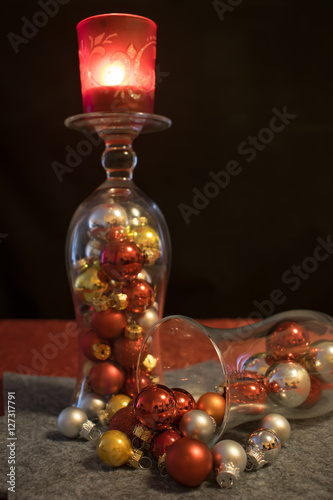 Weihnachten, Cocktailgläser mit Weihnachtskugeln und Teelicht photo