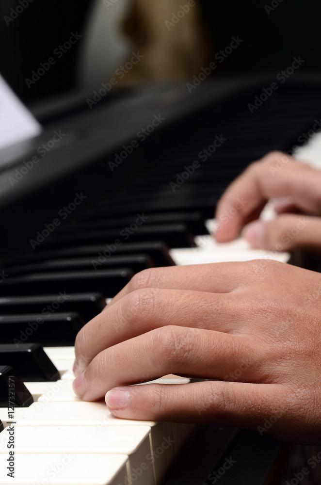 Obraz premium Child hands playing piano