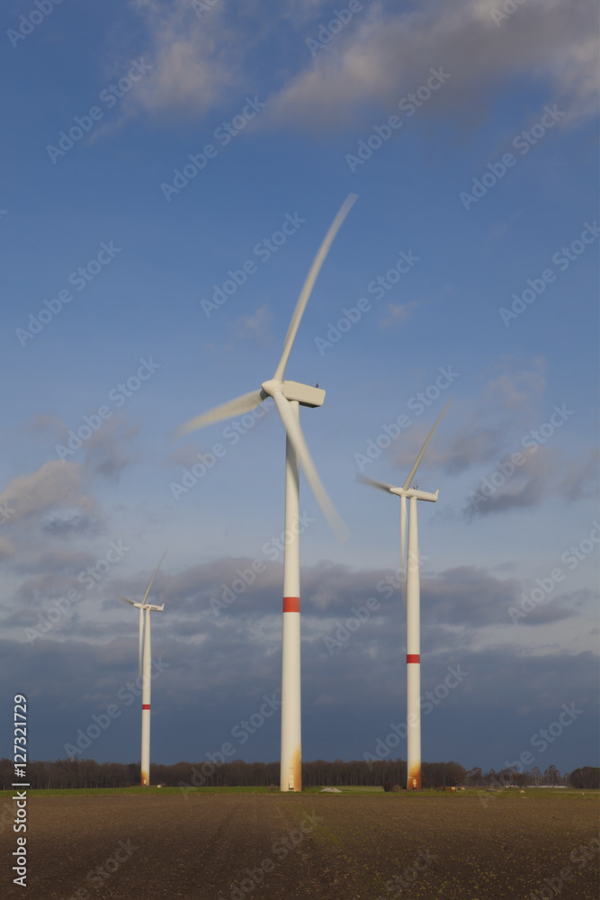 Windanlage mit Bewegungsunschärfe.
Windanlage mit Bewegungsunschärfe.