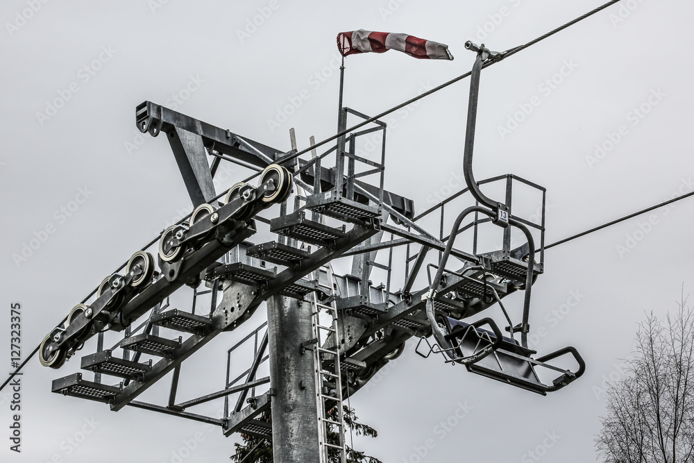Skilift mit Sitzen bei Wind und schlechtem Wetter Skilift mit Sitzen bei Wind und schlechtem Wetter