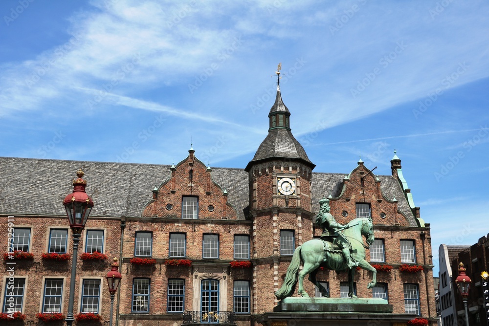 Obraz premium Jan Wellem Monument and Old Town Hall on the Market Square in Düsseldorf, Germany