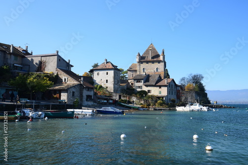 Le Château d'Yvoire dominant le port des pêcheurs