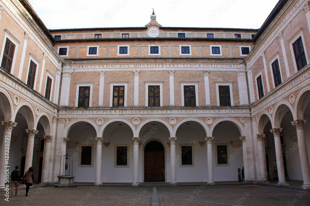 Grande cour du Palais Ducal à Urbino, Italie