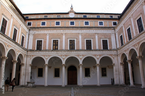 Grande cour du Palais Ducal à Urbino, Italie
