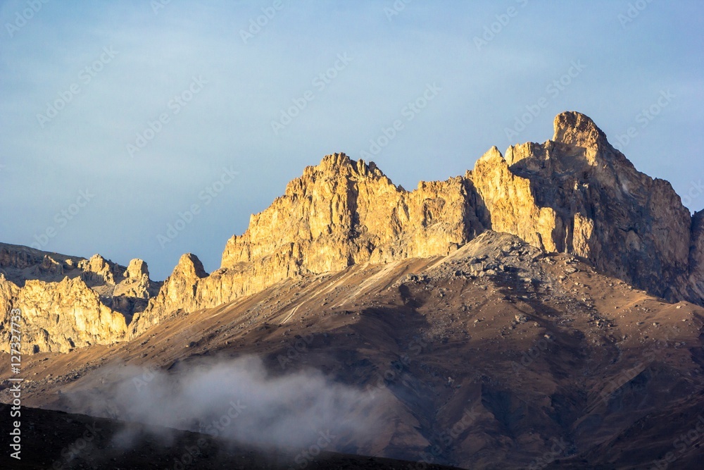 высокие скалы, горный пейзаж, ущелье Северного Кавказа