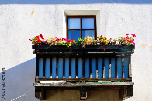Fototapeta Naklejka Na Ścianę i Meble -  geraniums on the balcony in Gudon South Tyrol, Italy