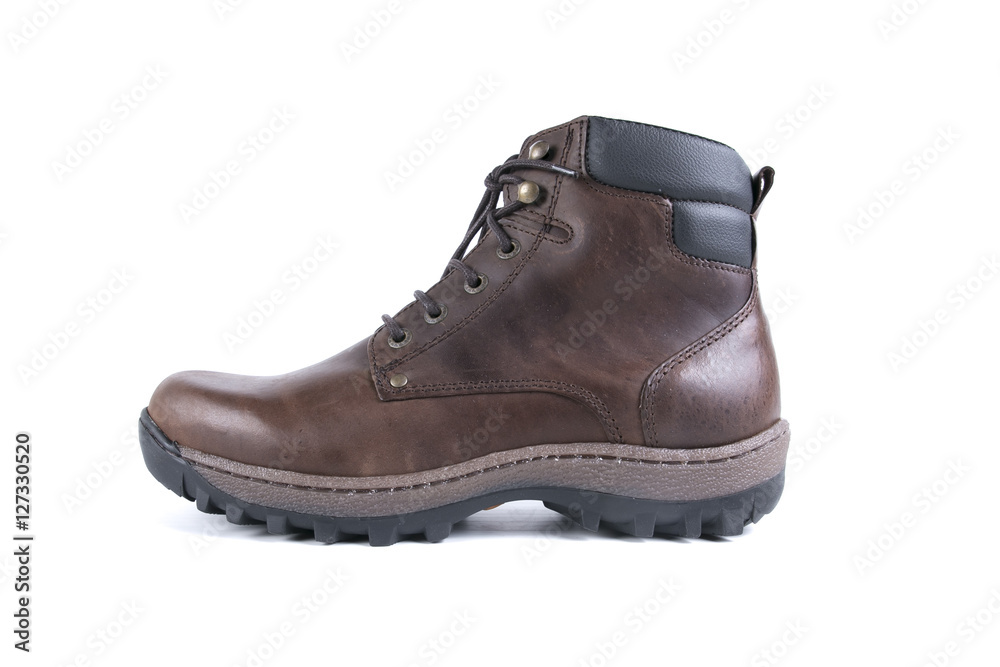 bota masculina em castanho em fundo branco 