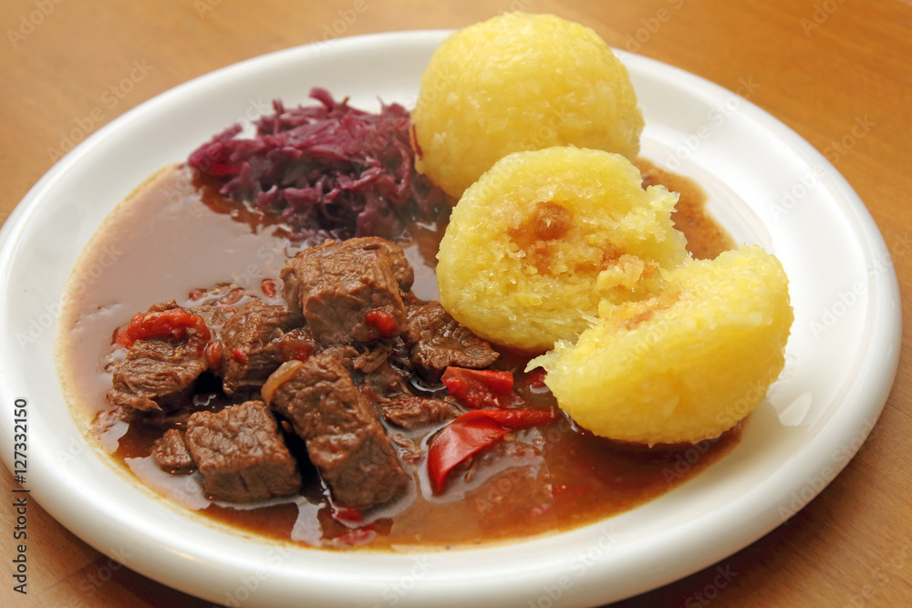 Gulasch mit Knödeln und Rotkohl StockFoto Adobe Stock