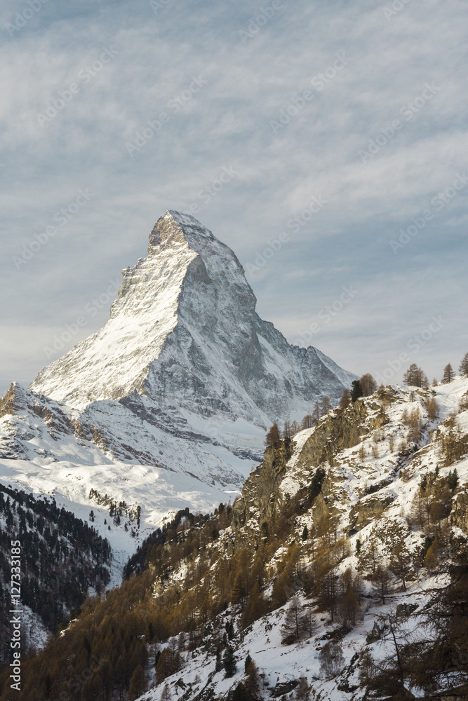 Matterhorn Berglandschaft Zermatt Schweiz - Winterliche Berglandschaft in Zermatt im Kanton Wallis mit Sicht auf das schneebedeckte Matterhorn