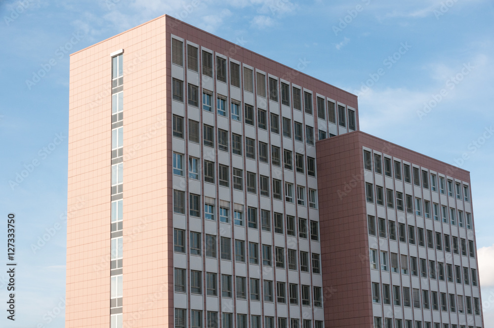 Hochhaus vor blauem Himmel