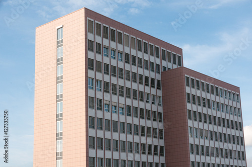 Hochhaus vor blauem Himmel