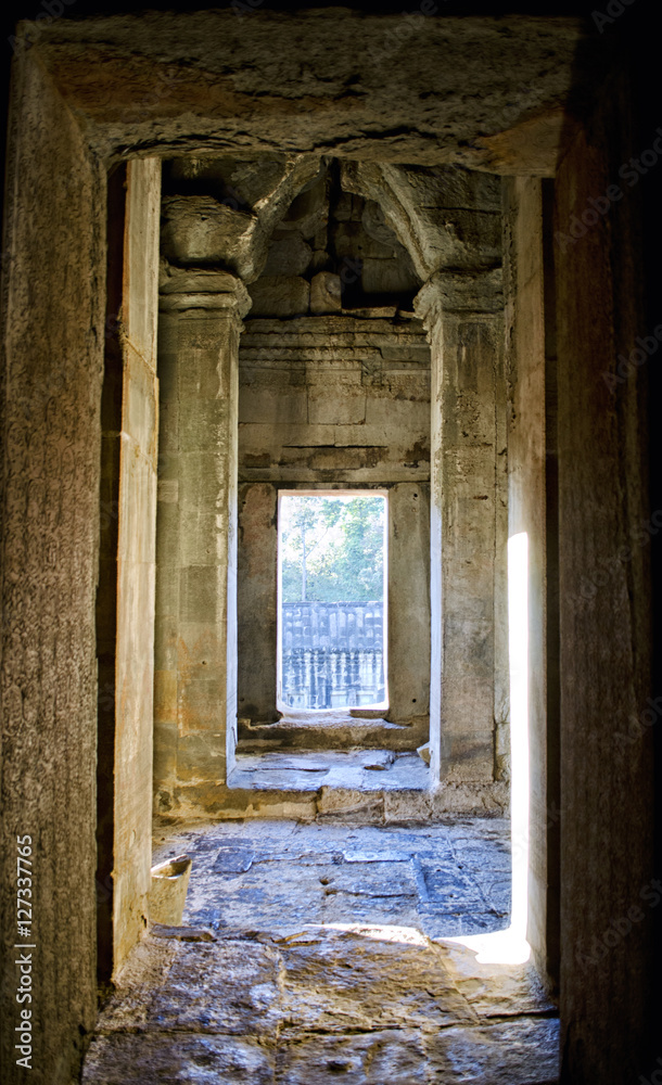 Obraz premium Corridor within a Ruined Temple