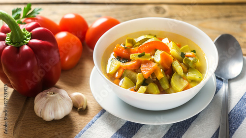 Φωτογραφία A bowl of traditional italian minestrone soup with ingredients