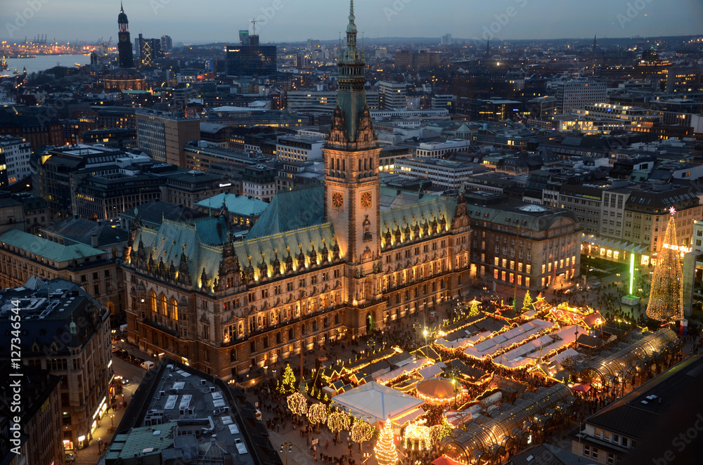 Hamburg zur Weihnachtszeit - mit dem Weihnachtsmarkt vor dem Rathaus