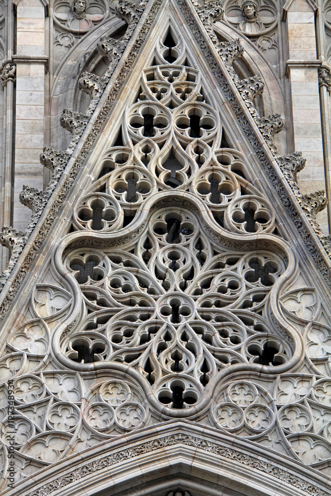 Cattedrale di Barcellona: il coronamento del portale