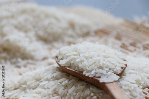 Obraz na płótnie Rice grains raw foods in the spoon wood, non cook