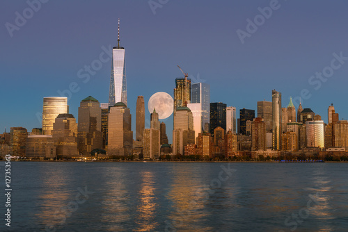 Fotografie Perigee full moon over the skyscrapers of lower Manhattan-New Yo