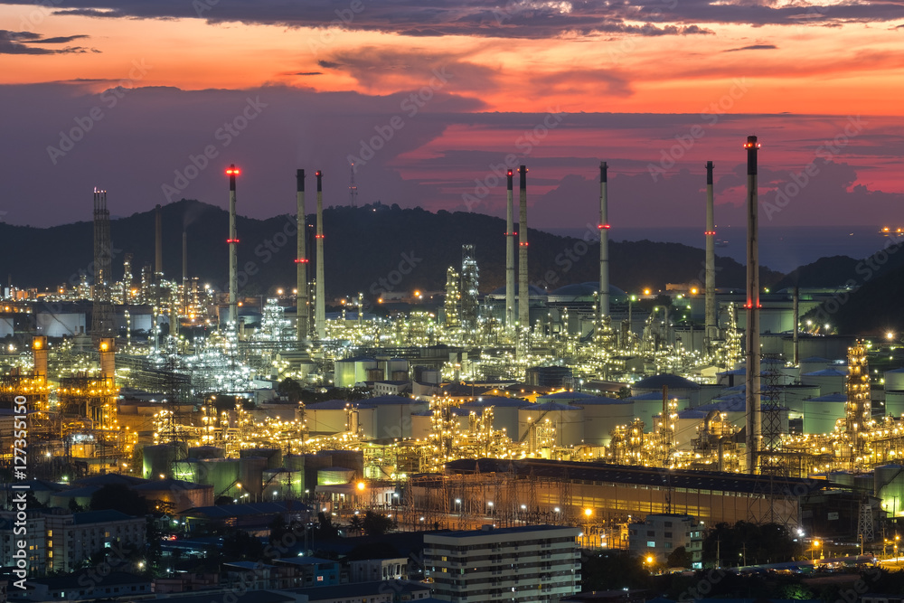 Fototapeta premium Oil refinery industry at night
