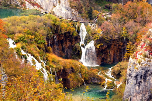 白く落ちる滝と紅葉とエメラルドグリーンの滝壺 白く落ちる滝と黄葉とエメラルドグリーンの湖の美しさが何とも表現できない。