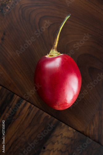 tomate de árbol - Tamarillo - Fruta exótica del trópico sobre fondo de madera natural - toma de estudio desde arriba - luz natural