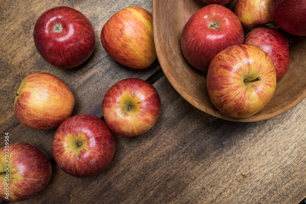 rote Äpfel auf Holz - Hintergrund - Studioaufnahme von oben Stock Photo ...