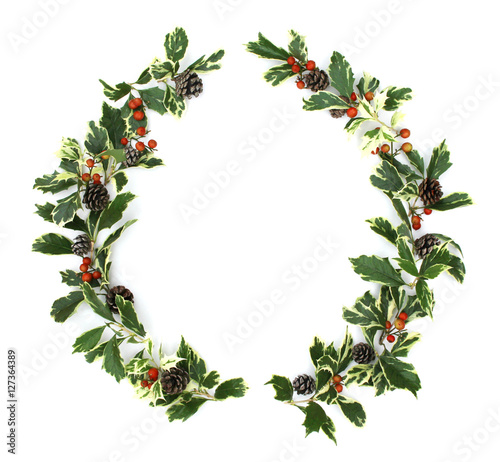 ヒイラギの葉とナンテンの実と松ぼっくりのクリスマスリース