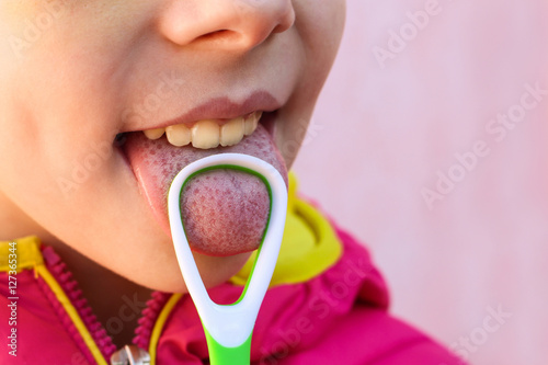 Canvas Print Child brushing his tongue