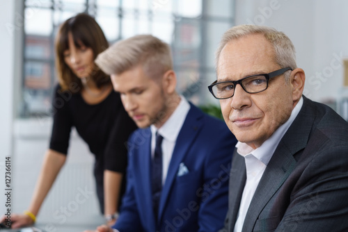 älterer geschäftsmann mit ernstem blick