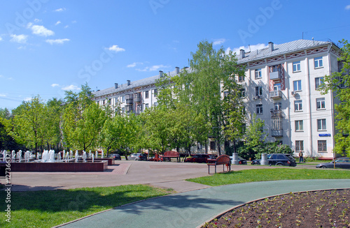 Пятиэтажный четырёхподъездный каркасно-панельный жилой дом в Москве
