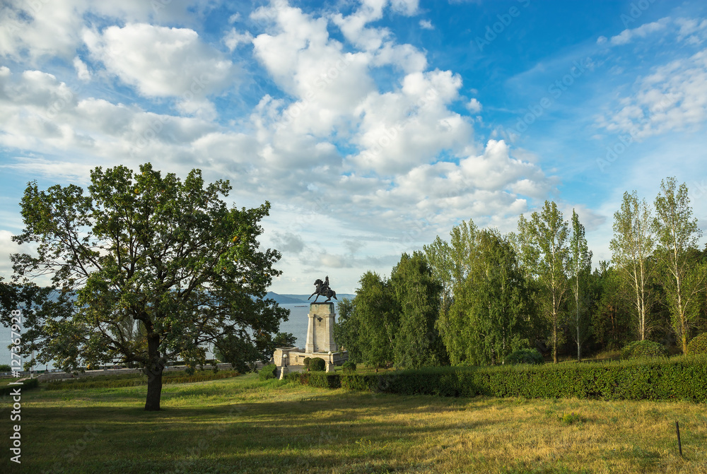 Fototapeta premium Monument of Tatishchev on the banks of the Volga river at Toglia