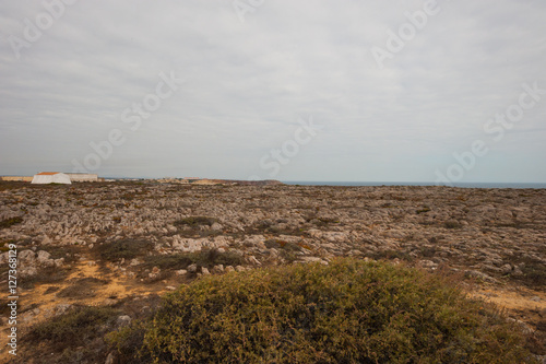 Portugal ,Sagres 岬の広漠とした風景/ Portugau 最南端のSagres 岬に広がる広漠とした岩に覆われた大地