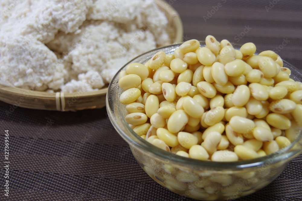 茹でた大豆と米麹 茹でた大豆と米麹