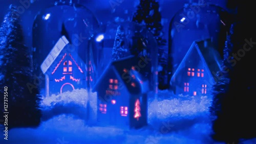 maisons illuminées enneigées de nuit
