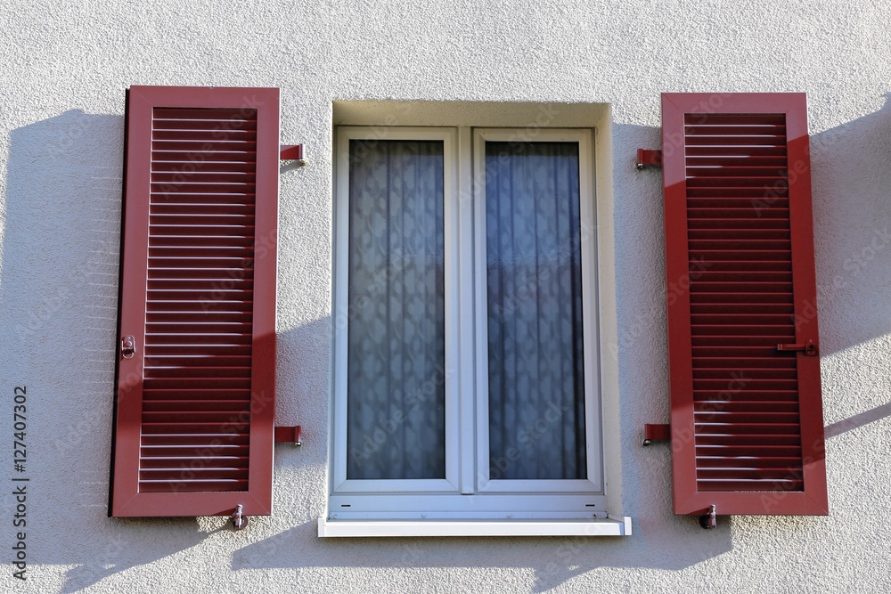 Fenster mit neuem, rotem Klappladen