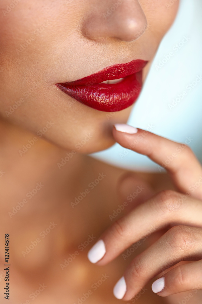 Fototapeta premium Beauty Make-up. Sexy Model Girl With Red Lips, Beautiful Nails