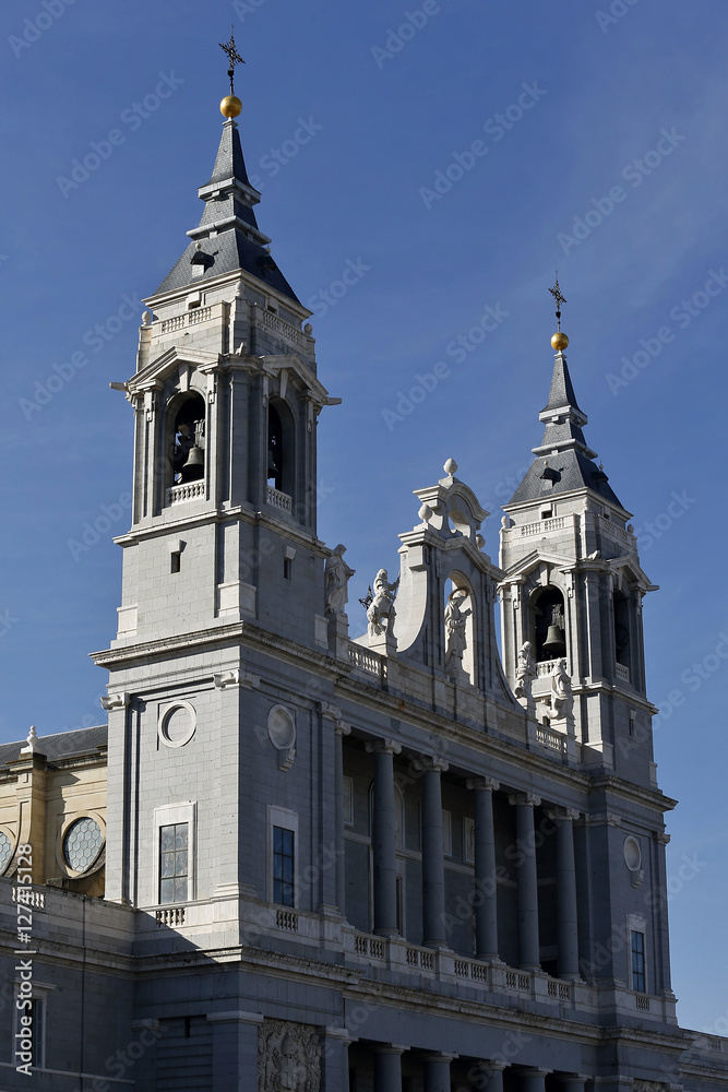 Torre del campanario de la  Santa Iglesia Catedral de Santa María la Real de la Almudena de Madrid,España
