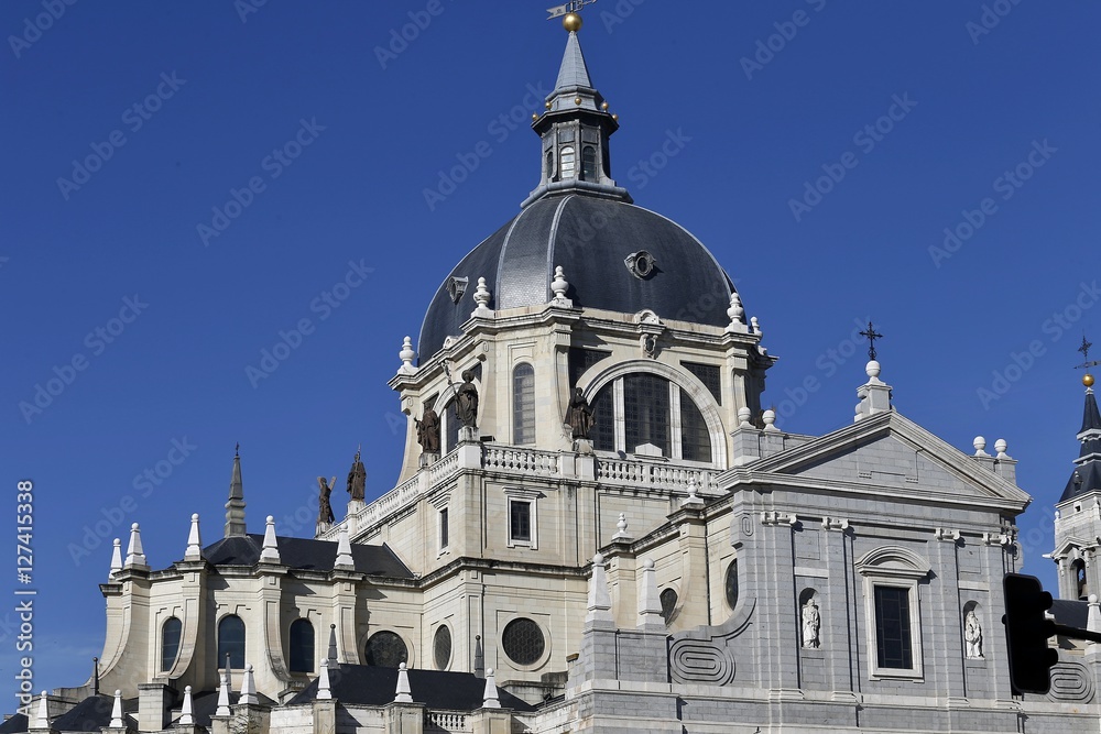  Cúpula de la Santa Iglesia Catedral de Santa María la Real de la Almudena de Madrid,España
