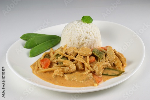 Thailändisches Kokos-Curry mit Hähnchen und Reis