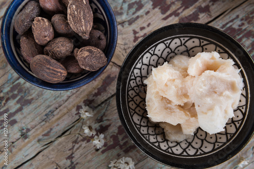 Foto Shea nuts and shea butter on a wooden top