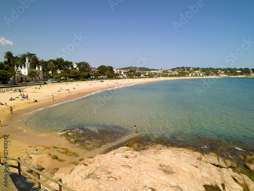 Costa Brava en la playa de Sant Pol en el pueblo de Sant Feliu en Girona Catalu  a Espa  a y mar mediterraneo