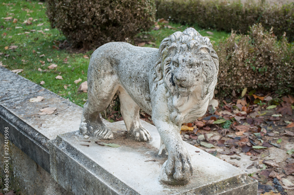 Statue de lion en pierre au parc Wallach à Mulhouse