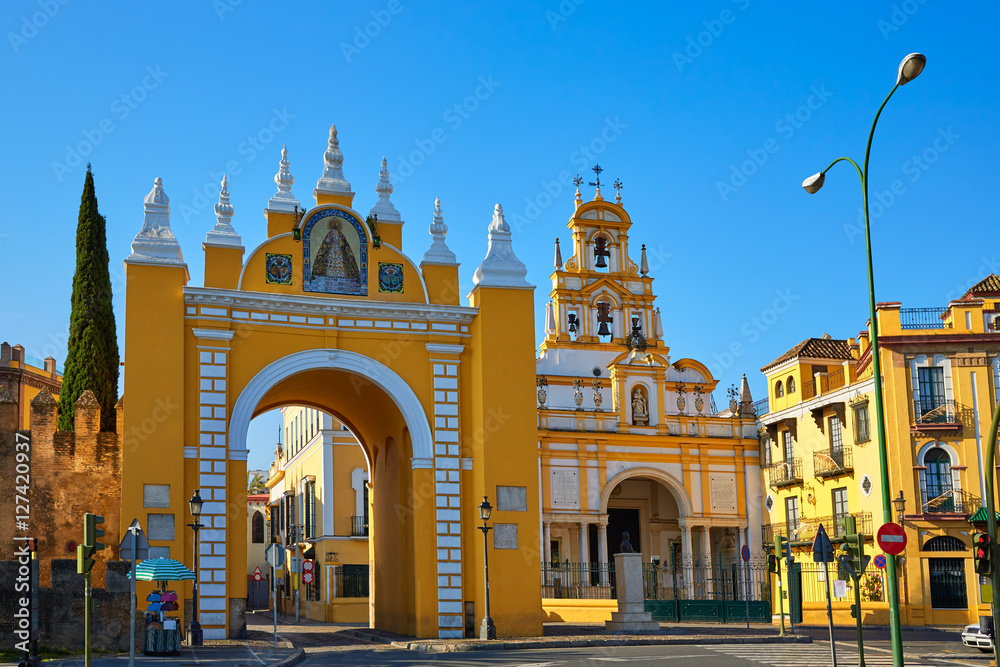 Obraz premium Sewilla Puerta de la Macarena i Bazylika