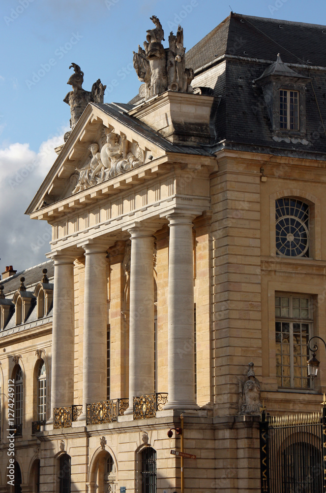 Façade néoclassique du Palais des ducs de Bourgogne, France