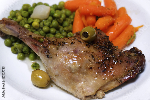 Fototapeta Naklejka Na Ścianę i Meble -  Cuisse de canard rôtie aux herbes.