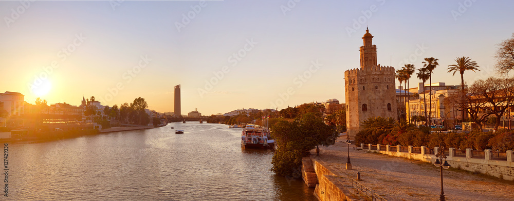Fototapeta premium Sewilla zachód słońca panoramę torre del Oro w Sewilli