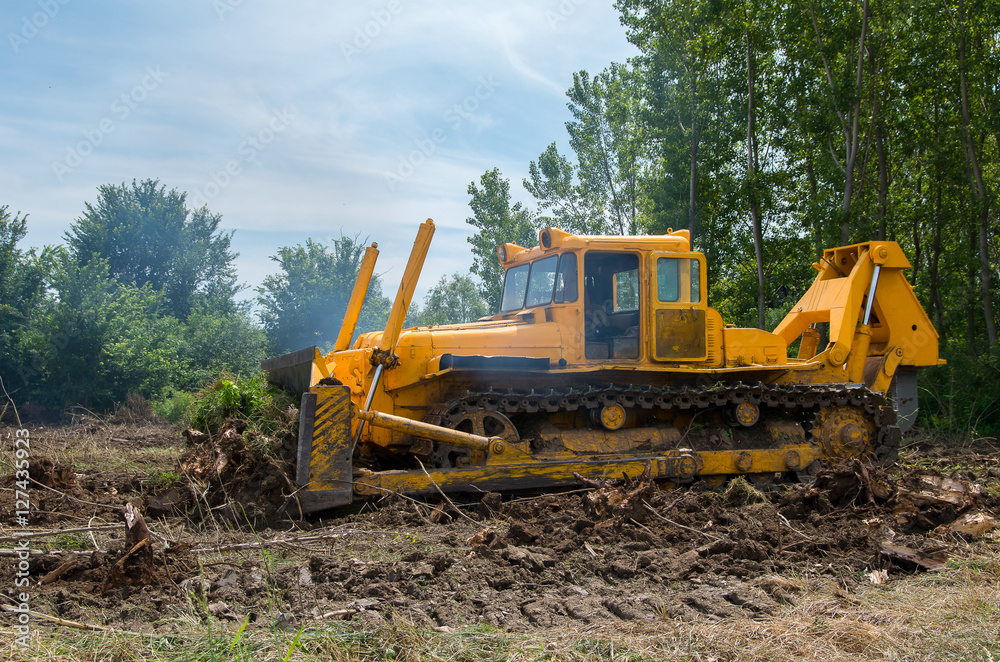 Bulldozer. Mechanical Site Preparation for Forestry. Heavy-duty construction for increased shearstress on tracts with increased roots and stumps. Bulldozer. Mechanical Site Preparation for Forestry. Heavy-duty construction for increased shearstress on tracts with increased roots and stumps.