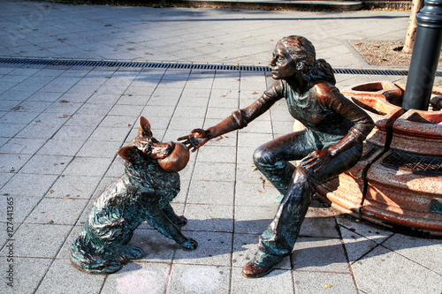 Canvas Print Statue of girl with dog